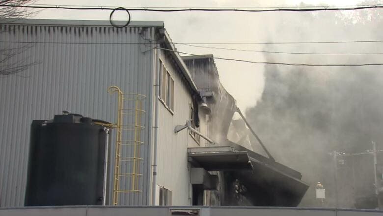 倉庫など計約2000平方ｍ全焼　通報から約3時間20分でほぼ消し止め　兵庫・姫路市｜FNNプライムオンライン