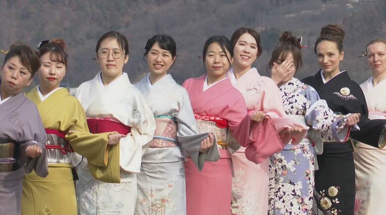 「芸者文化」に再び光を　かつては400人以上、今は20人ほどに　長野の温泉街で50年前の写真を再現 　観光客や現役の芸者など約100人が橋の上にずらり｜FNNプライムオンライン
