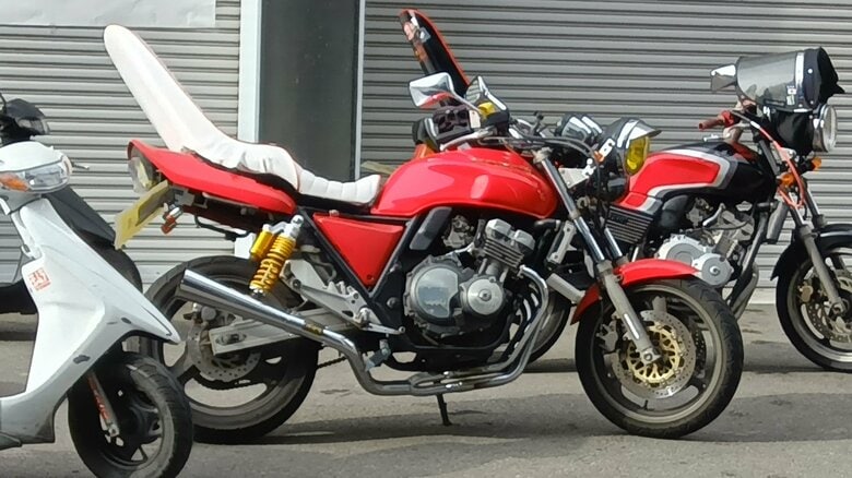 “暴走族”チーム「羅刹」「クランクG」がバイクで蛇行走行　高校生含む16～18歳のメンバー9人を検挙　車体には「あおんなよ」改造マフラーには「特攻隊」　近隣住民から騒音などの相談｜FNNプライムオンライン