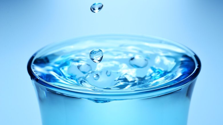 「コップに満杯の水」状態のまま30年が過ぎていた(画像はイメージ)