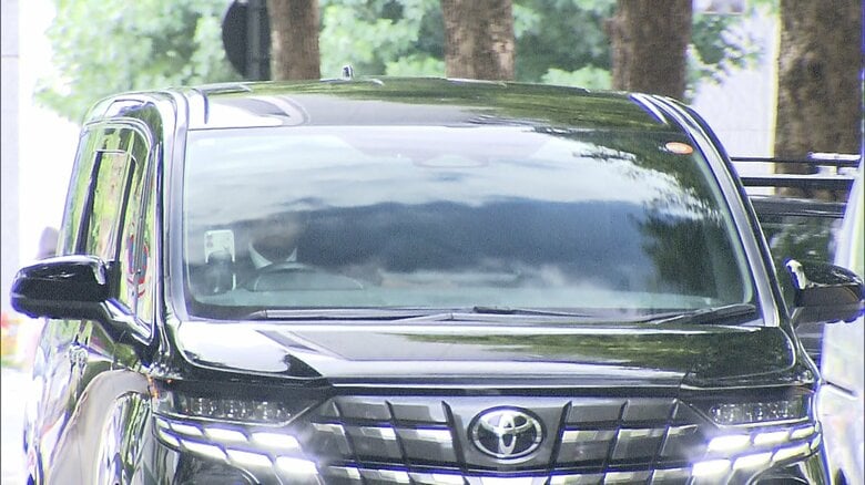 斉藤被告を乗せた車（東京地裁・5日午後1時半頃）