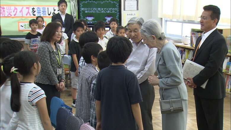 　　　　　 　　　　平成26年（2014年）5月 東京・葛飾区の小学生と交流された上皇ご夫妻　　　　　　　　　　　　　　ご夫妻にとって最後の「こどもの日」にちなんだご訪問となった