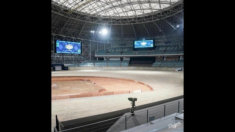 芝生の張り替えを行っている（MLB公式インスタグラムより）