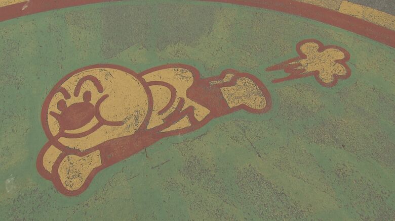 校舎の前に描かれている