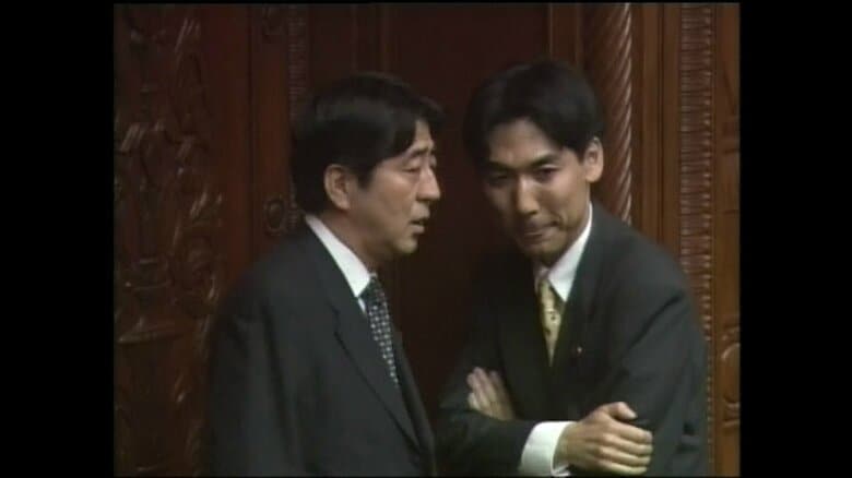 郵政民営化法案をめぐり城内議員を説得する安倍元総理（左・2005年）