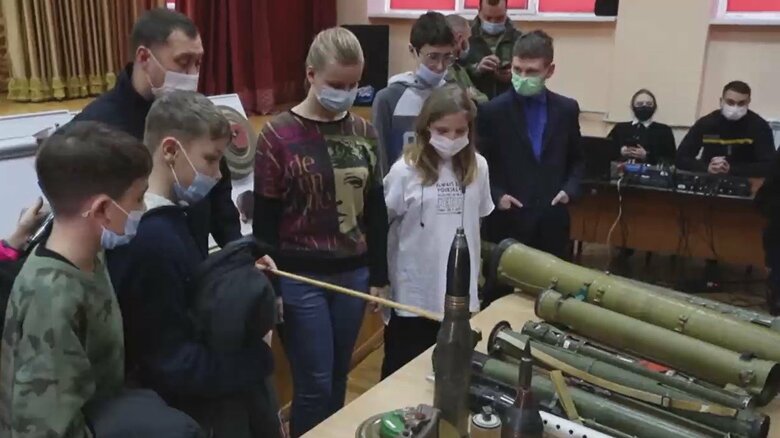 学校では爆弾や地雷についての授業が行われている