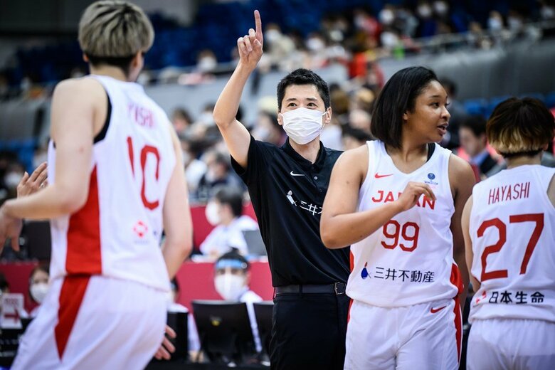 ワールドカップで金メダルを目指す恩塚亨HC（2月10日、対カナダ戦より）（C）FIBA