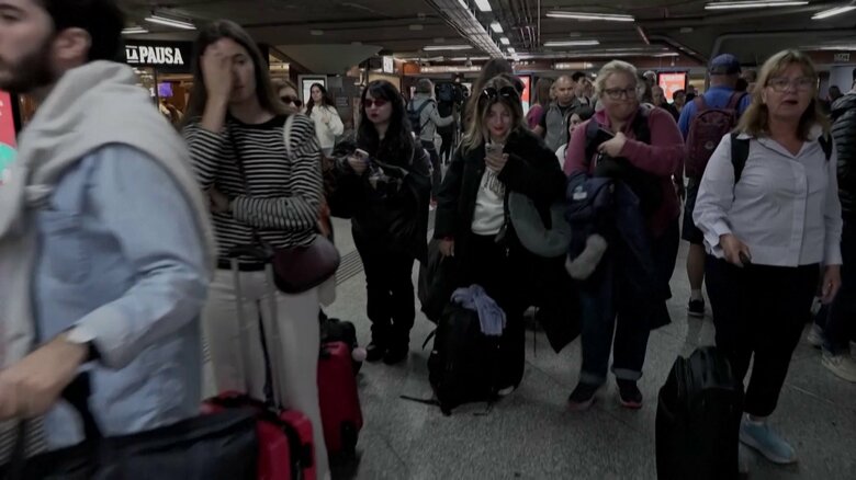 人であふれかえる駅構内（スペイン・マドリード　5月4日）