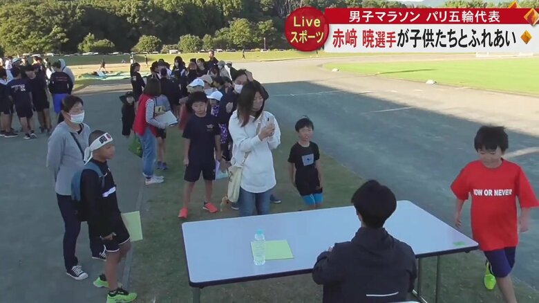 サインを求め行列が…