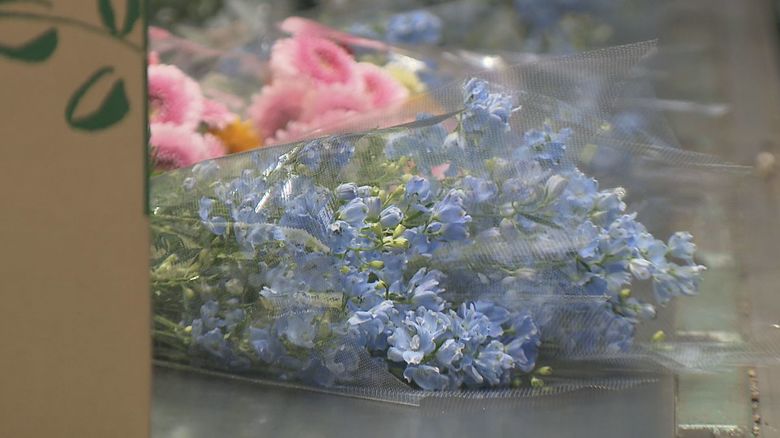 新型コロナに負けない!お花屋さんが子供たちに花をプレゼントして笑顔を咲かせる
