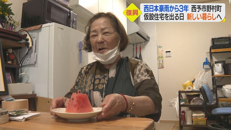 隣人からいただいたスイカを食べる山本さん