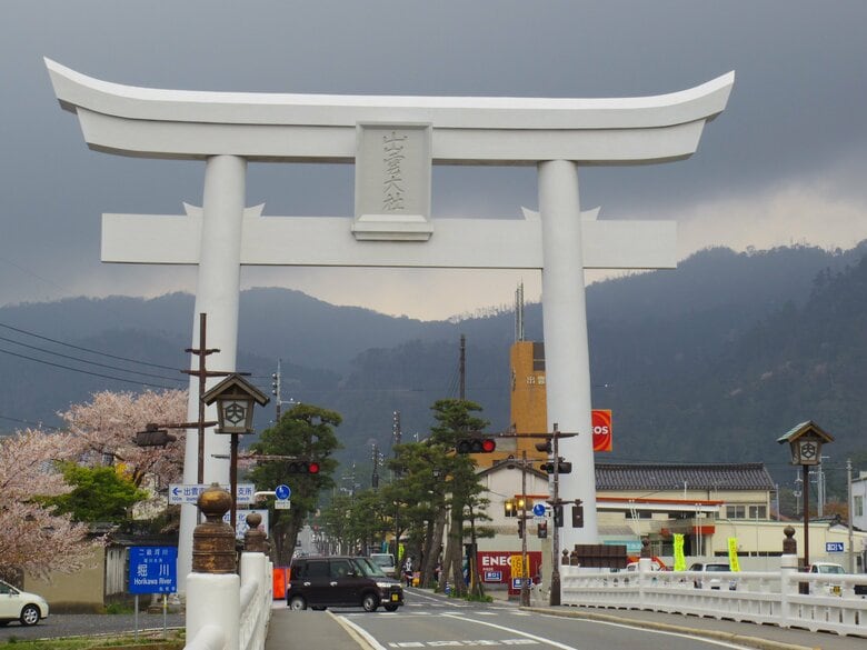 出雲大社の玄関口となる宇迦橋の大鳥居