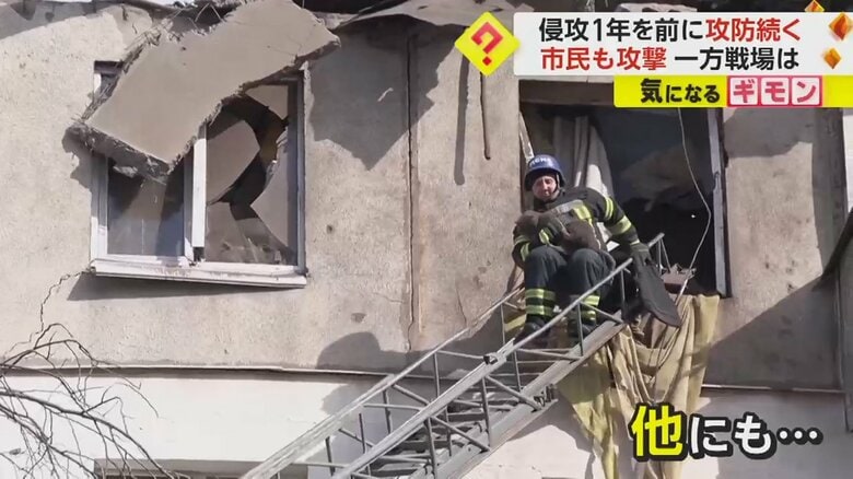 ロシアからのミサイル攻撃を受けた家から出てくる救助隊員