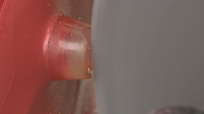 丸いポイントの真ん中に溝を入れる