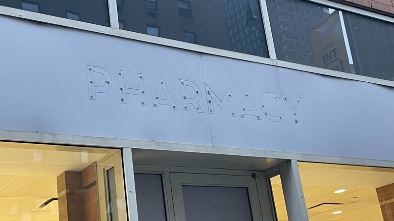 外された看板のPHARMACY（薬局）の文字