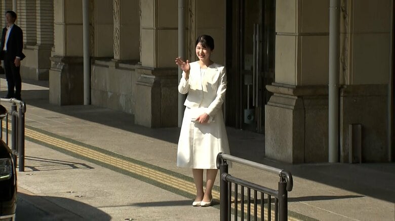 集まった多くの人たちに手を振って応え、三重を後にされた