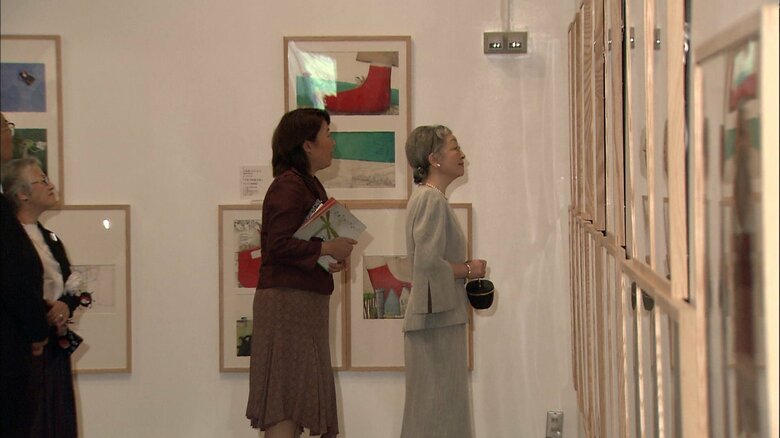 2006年8月「イタリア・ボローニャ国際絵本原画展」をご覧になる上皇后さま