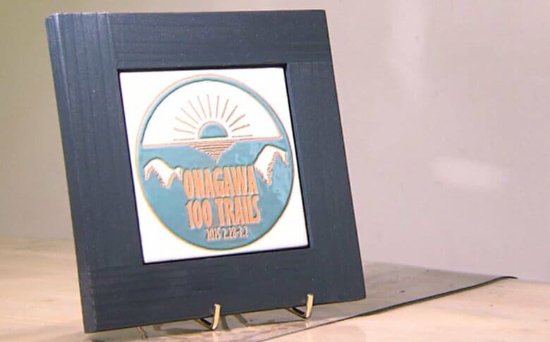 完走者に送られる記念タイル（2025年大会のもの）