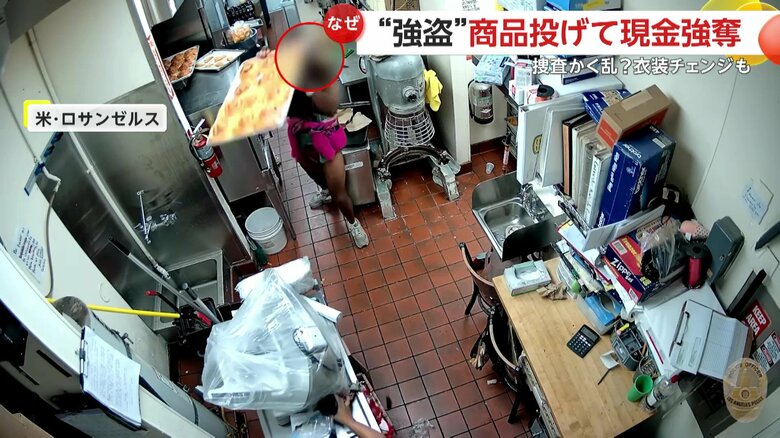 銃やナイフを店員に見せたあと、カネを出せと脅していた強盗