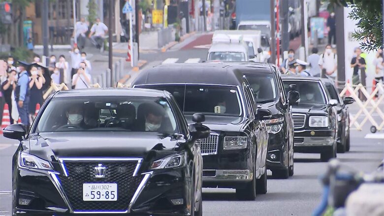 助手席には、位牌を持つ昭恵夫人の姿が