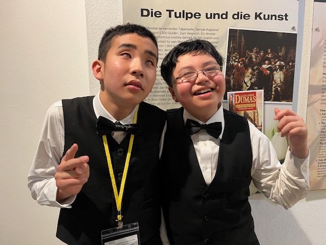 まさきくん（左）とこうちゃん（右）「ホワイトハンドコーラスを続けていきたい」