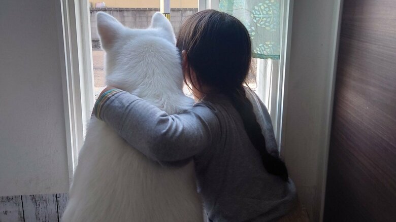 次女さんと外を見つめるカナちゃん