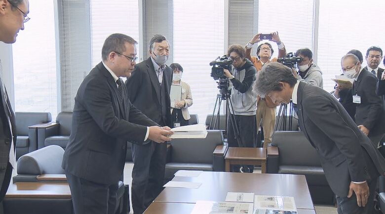 長野千石劇場の大沢支配人が荻原健司市長に陳情書を手渡す