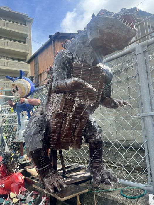 「ゴジラ」胸部は餃子の容器、足はペットボトルを使用