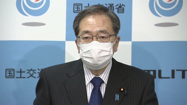 閣議後の記者会見に臨む斉藤国土交通大臣（26日午前　国交省）