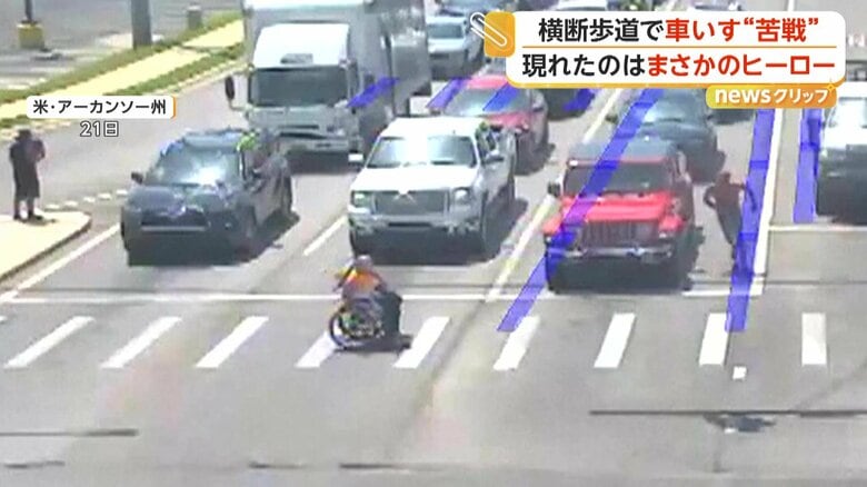 男性の元に駆け寄る“スパイダーマン”