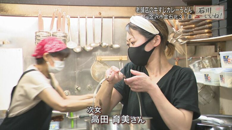 母と厨房に立つ次女の育美さん