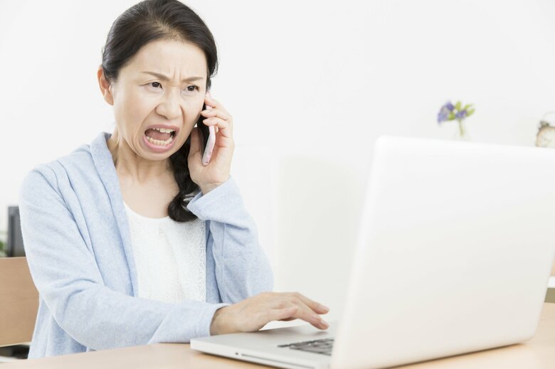 イメージ（電話でクレームを伝える女性）
