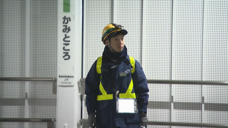 一番列車到着にJR職員も一安心