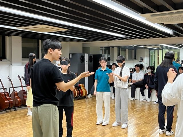 授業ではアイマスクをした生徒としていない生徒がペアになった