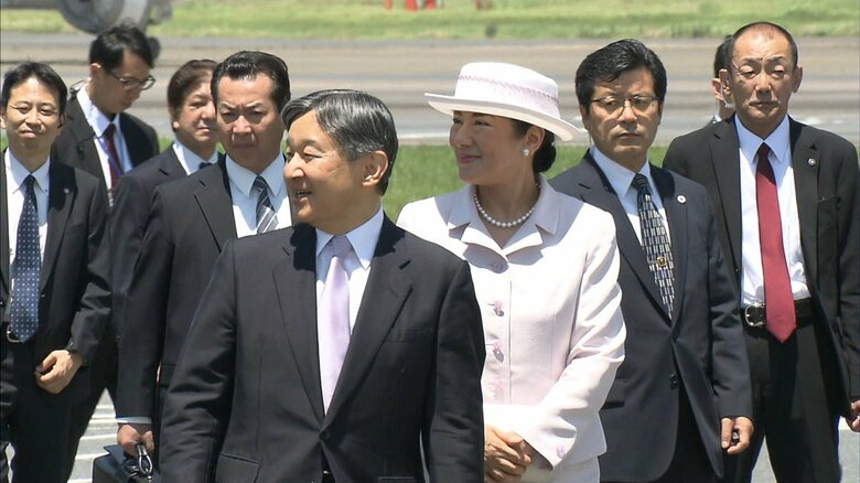 皇后さまは淡いピンクのスーツに帽子姿（羽田空港 17日午前）