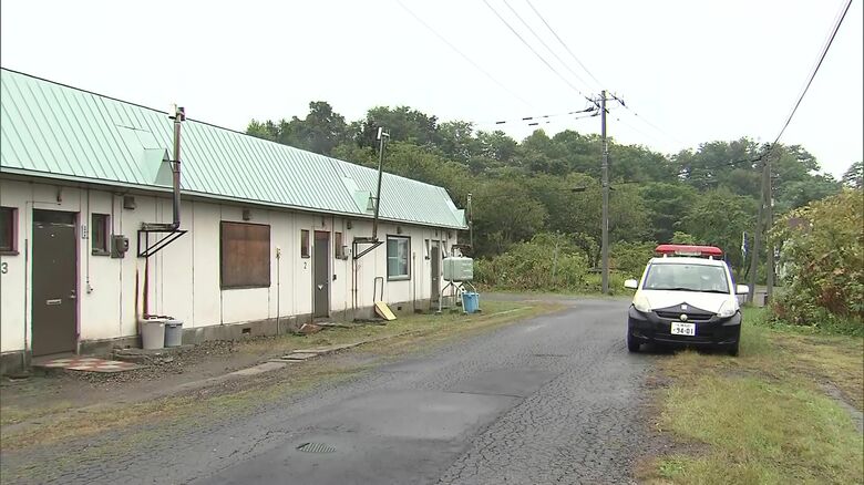 住宅の前では警察が警戒