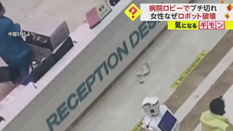 破片が飛び散り、逃げていくカウンターのスタッフ