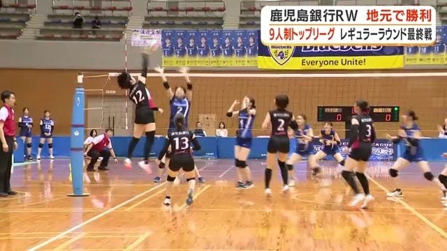 レフトからのスパイクでブロックアウトを奪う脇薗ひより選手