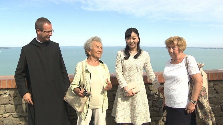 ハンガリーのバラトン湖で観光客と交流される佳子さま（2019年9月22日）