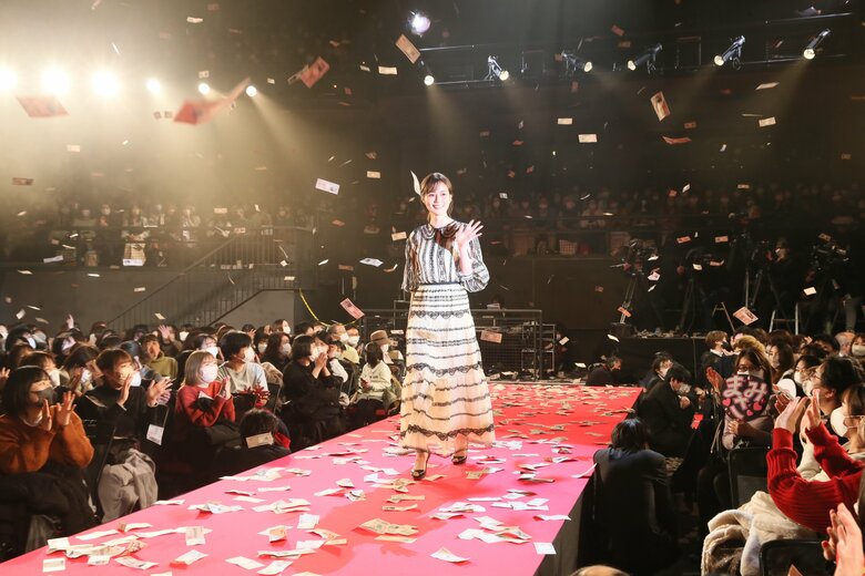お札が舞うレッドカーペットで…生田絵梨花さん