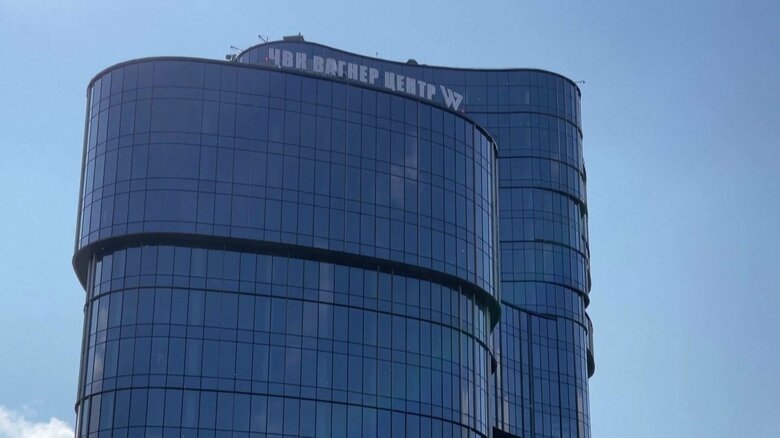 ビルの上部にも看板があった（サンクトペテルブルク・2022年11月）