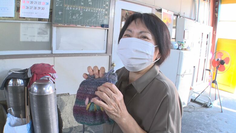 巾着袋を受け取り笑顔に