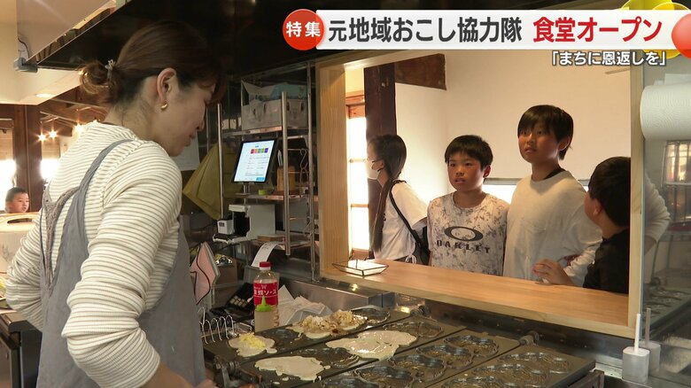 「くじら焼」目当てに学校帰りの子供たちが集まる