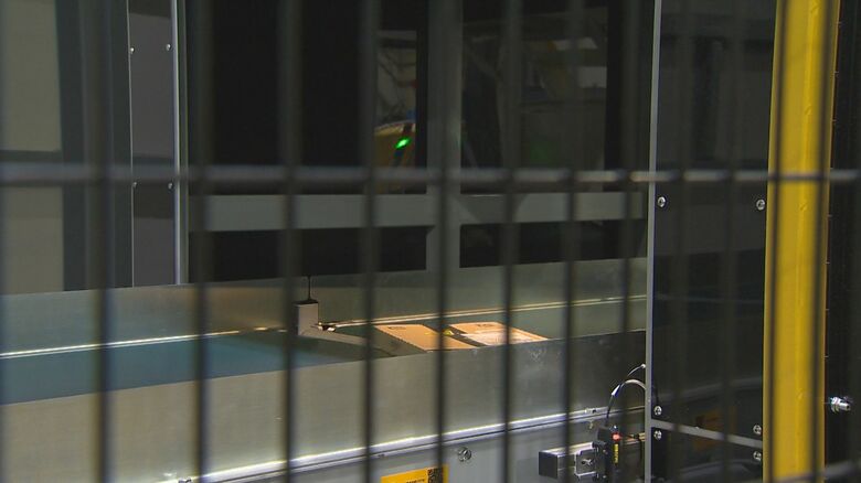 専用の機械でQRコードを読み取る