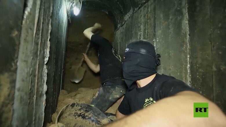 地下トンネルを掘り進むハマス工作員（RTより 2021年）