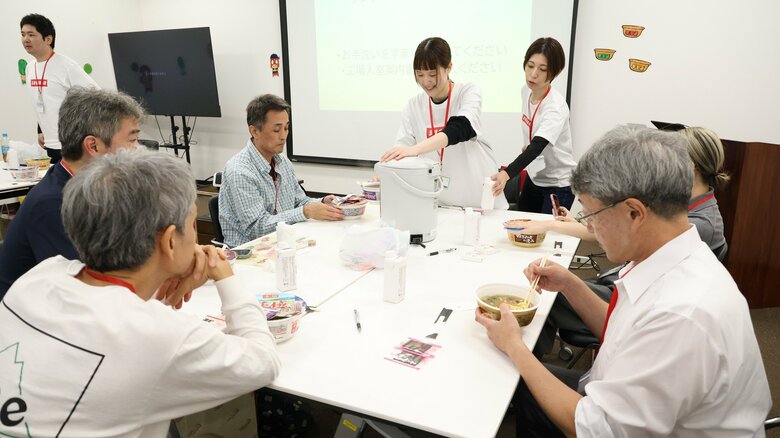 ヤマダイの本社に集まったファンクラブ「すごめんち」のメンバーたち