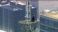 ニューヨークのエンパイアステートビル最上部に無断で登った男女2人拘束　地上443メートルで横断幕掲げプロポーズ