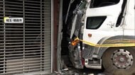 「ガシャっという音…地震だと」大型トラックが建物に突っ込む事故の一部始終　対向車線に飛び出し車など次々衝突　埼玉・朝霞市