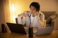 なかなか“お開き”にならない…オンライン飲みのスマートな退席は「電波」を理由にするべき?