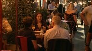 NY 屋内飲食の人数制限を撤廃 通常生活再開へ前進